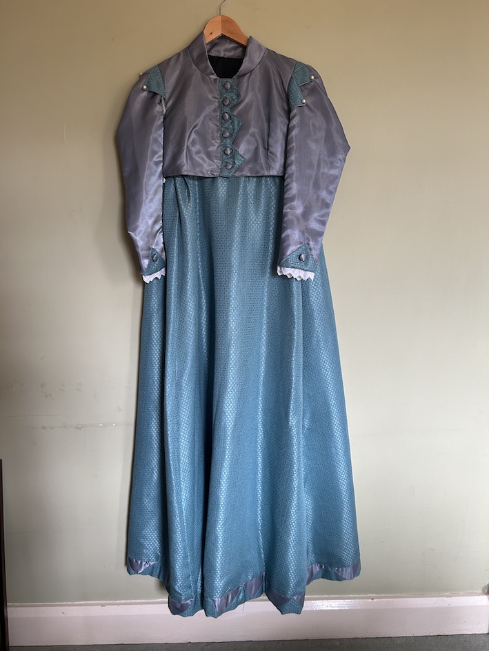 Children's turquoise costume. Size 28"-30"