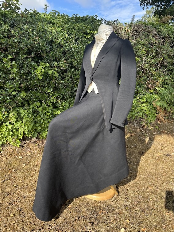 34"+ Vintage Roberts & Carroll Black (AD2)